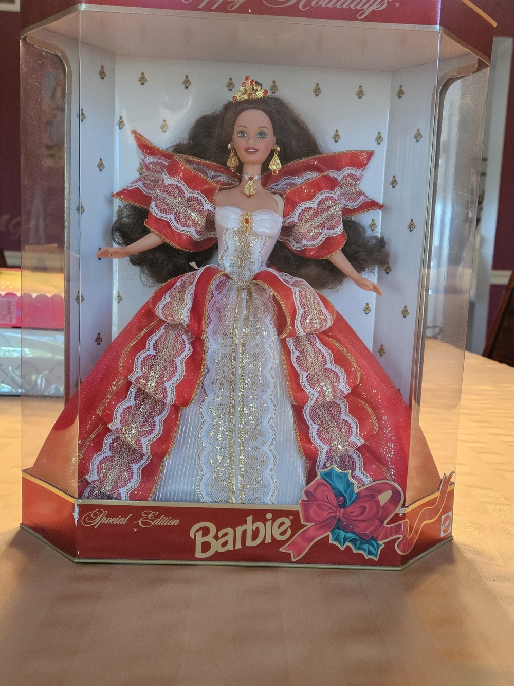 NRFB 1997 Holiday Barbie - Green Eyes, Brunette